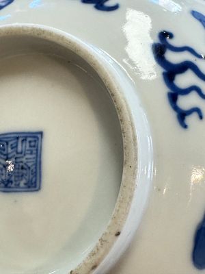 Four Chinese blue and white 'Bleu de Hue' cups and two bowls, various marks, 19th C. — foto 54