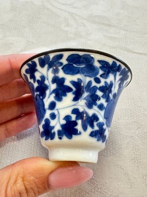 Four Chinese blue and white 'Bleu de Hue' cups and two bowls, various marks, 19th C. — foto 10