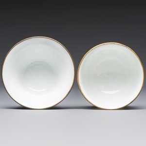 Four Chinese blue and white 'Bleu de Hue' cups and two bowls, various marks, 19th C. — foto 12