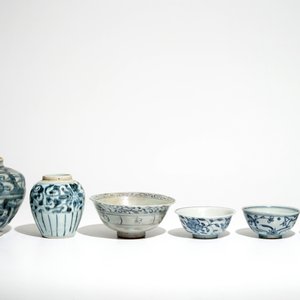 Four Chinese blue and white bowls and two jars, Ming — 照片 3