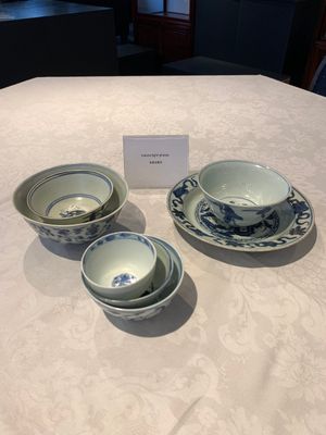 Four Chinese blue and white bowls, two cups and a plate, Ming — photo 1