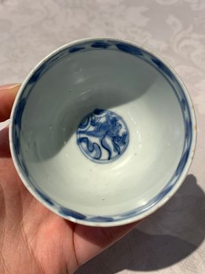 Four Chinese blue and white bowls, two cups and a plate, Ming — photo 11