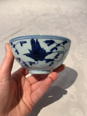 Four Chinese blue and white bowls, two cups and a plate, Ming — photo 24
