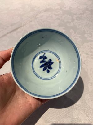 Four Chinese blue and white bowls, two cups and a plate, Ming — photo 25