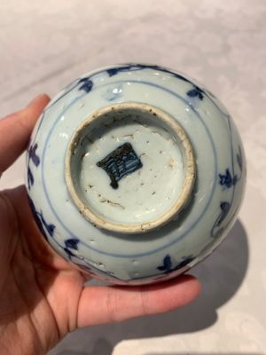 Four Chinese blue and white bowls, two cups and a plate, Ming — photo 26