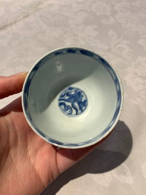 Four Chinese blue and white bowls, two cups and a plate, Ming — photo 10
