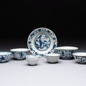 Four Chinese blue and white bowls, two cups and a plate, Ming — photo 1