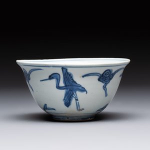 Four Chinese blue and white bowls, two cups and a plate, Ming — photo 11