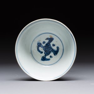 Four Chinese blue and white bowls, two cups and a plate, Ming — photo 14