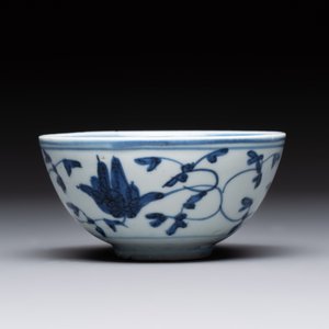 Four Chinese blue and white bowls, two cups and a plate, Ming — photo 16