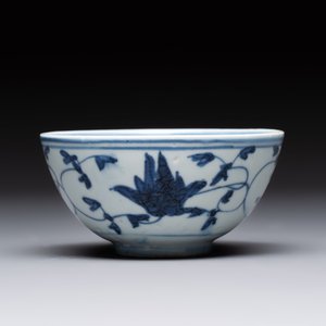 Four Chinese blue and white bowls, two cups and a plate, Ming — photo 17