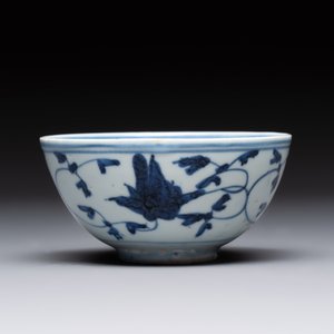 Four Chinese blue and white bowls, two cups and a plate, Ming — photo 18