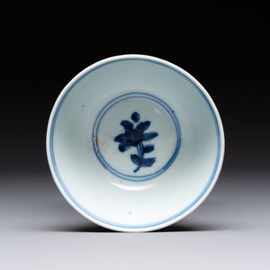 Four Chinese blue and white bowls, two cups and a plate, Ming — photo 19