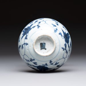 Four Chinese blue and white bowls, two cups and a plate, Ming — photo 20