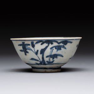 Four Chinese blue and white bowls, two cups and a plate, Ming — photo 22