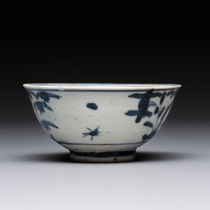 Four Chinese blue and white bowls, two cups and a plate, Ming — photo 23