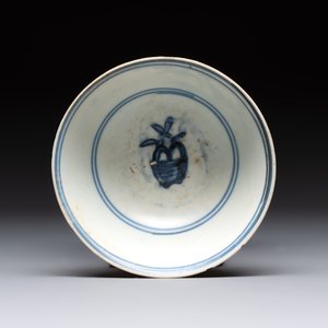 Four Chinese blue and white bowls, two cups and a plate, Ming — photo 25