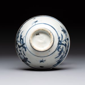 Four Chinese blue and white bowls, two cups and a plate, Ming — photo 26