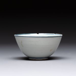 Four Chinese blue and white bowls, two cups and a plate, Ming — photo 27