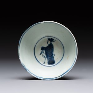 Four Chinese blue and white bowls, two cups and a plate, Ming — photo 28