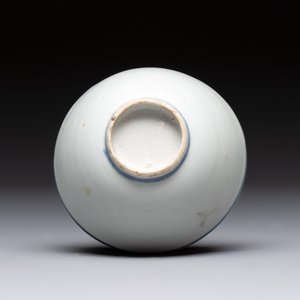 Four Chinese blue and white bowls, two cups and a plate, Ming — photo 29