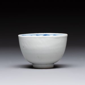 Four Chinese blue and white bowls, two cups and a plate, Ming — photo 30