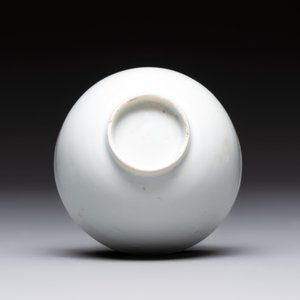 Four Chinese blue and white bowls, two cups and a plate, Ming — photo 32