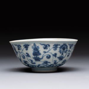 Four Chinese blue and white bowls, two cups and a plate, Ming — photo 4
