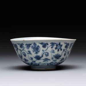 Four Chinese blue and white bowls, two cups and a plate, Ming — photo 6