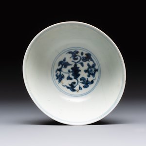 Four Chinese blue and white bowls, two cups and a plate, Ming — photo 8