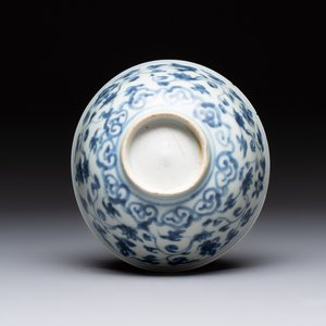 Four Chinese blue and white bowls, two cups and a plate, Ming — photo 9