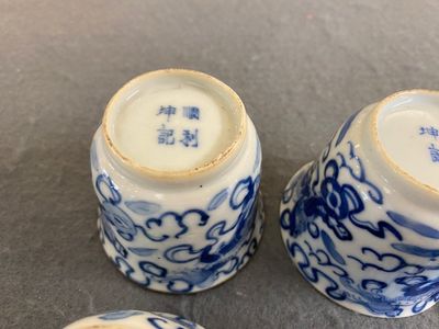 Four Chinese blue and white 'Buddhist lions' cups and their round tray, Shun Li Kin Ji mark, 19th C. — photo 5