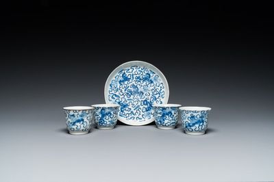 Four Chinese blue and white 'Buddhist lions' cups and their round tray, Shun Li Kin Ji mark, 19th C.