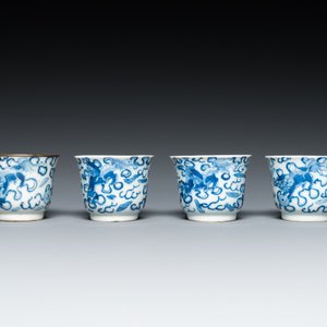 Four Chinese blue and white 'Buddhist lions' cups and their round tray, Shun Li Kin Ji mark, 19th C. — photo 5