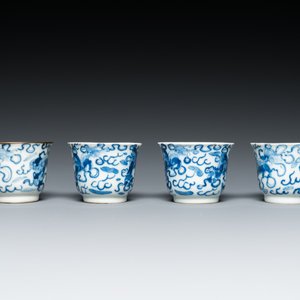 Four Chinese blue and white 'Buddhist lions' cups and their round tray, Shun Li Kin Ji mark, 19th C. — photo 6