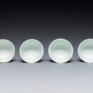 Four Chinese blue and white 'Buddhist lions' cups and their round tray, Shun Li Kin Ji mark, 19th C. — photo 9