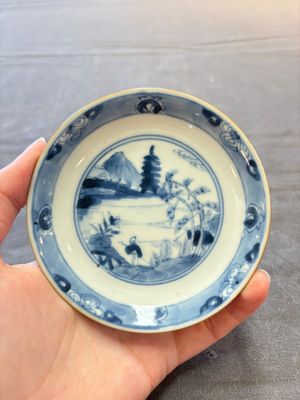 Four Chinese blue and white capucin-ground cups and saucers with landscape design, Yongzheng — 照片 1