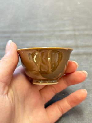 Four Chinese blue and white capucin-ground cups and saucers with landscape design, Yongzheng — 照片 12