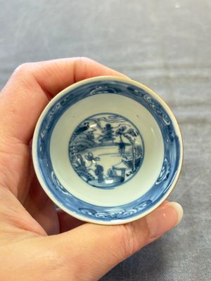 Four Chinese blue and white capucin-ground cups and saucers with landscape design, Yongzheng — 照片 13