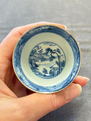 Four Chinese blue and white capucin-ground cups and saucers with landscape design, Yongzheng — 照片 19