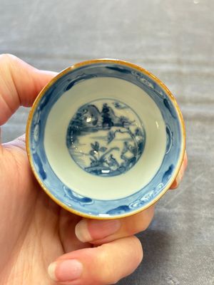 Four Chinese blue and white capucin-ground cups and saucers with landscape design, Yongzheng — 照片 25
