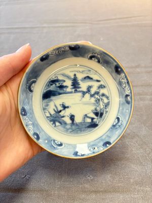 Four Chinese blue and white capucin-ground cups and saucers with landscape design, Yongzheng — 照片 3