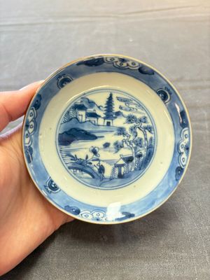 Four Chinese blue and white capucin-ground cups and saucers with landscape design, Yongzheng — 照片 5