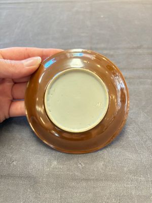Four Chinese blue and white capucin-ground cups and saucers with landscape design, Yongzheng — 照片 6