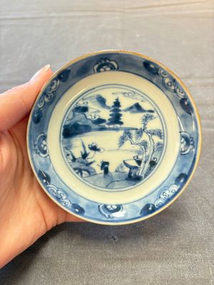 Four Chinese blue and white capucin-ground cups and saucers with landscape design, Yongzheng — 照片 7