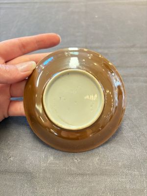 Four Chinese blue and white capucin-ground cups and saucers with landscape design, Yongzheng — 照片 8