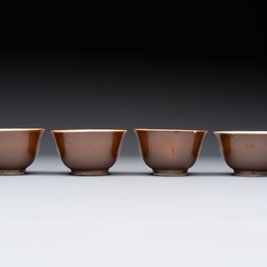Four Chinese blue and white capucin-ground cups and saucers with landscape design, Yongzheng — 照片 4