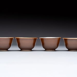 Four Chinese blue and white capucin-ground cups and saucers with landscape design, Yongzheng — 照片 5