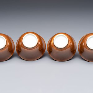 Four Chinese blue and white capucin-ground cups and saucers with landscape design, Yongzheng — 照片 7