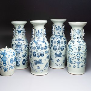 Four Chinese blue and white celadon-ground vases and a ginger jar, 19/20th C. — foto 1